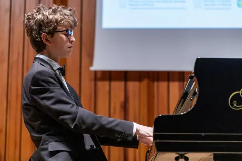 Młody pianista grający na rozpoczęcie konferencji