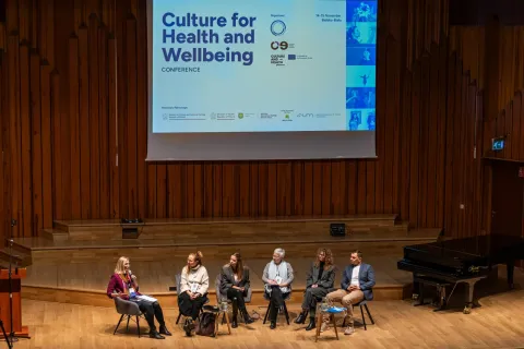 Paneliści na scenie