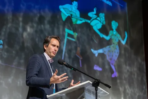 Nils Fietje z WHO Europe mówiący w czasie konferencji