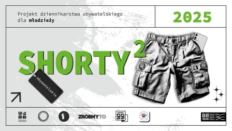 Grafika promująca projekt dziennikarstwa obywatelskiego dla młodzieży "SHORTY²" w 2025 roku. Dominują kolory zielony, czarny i biały. Na ilustracji widoczne są krótkie spodenki z telefonem w kieszeni oraz brelok z napisem "obywatelskie". W dolnej części znajdują się logotypy organizatorów i partnerów, w tym Uniwersytetu Bielsko-Bialskiego oraz inicjatywy Bielsko-Biała 2026 – Polska Stolica Kultury.