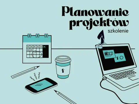 Grafika promująca szkolenie z planowania projektów. Po lewej stronie widoczny kalendarz z zaznaczonym terminem, poniżej leżący telefon i dwa ołówki. Na środku znajduje się kubek z napojem, a po prawej stronie otwarty laptop z logotypami BCP i IKM. Nad laptopem napis: „Planowanie projektów – szkolenie”.